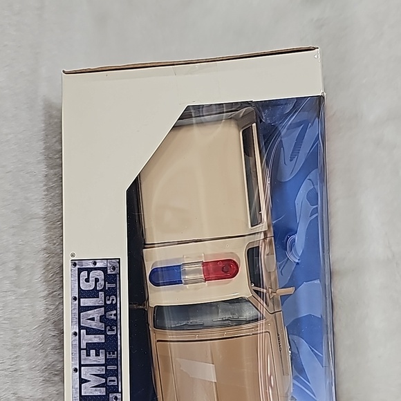 Metals Die Cast Stranger Things Hopper's Chevy Blazer With Police Badge - Picture 5 of 6